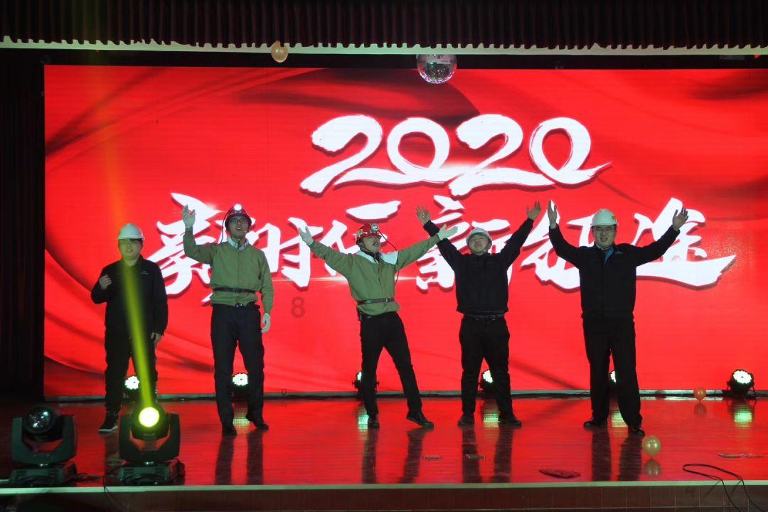 杜海涛和沈梦辰逛街破分手传闻，无美颜镜头下，海涛发量堪忧